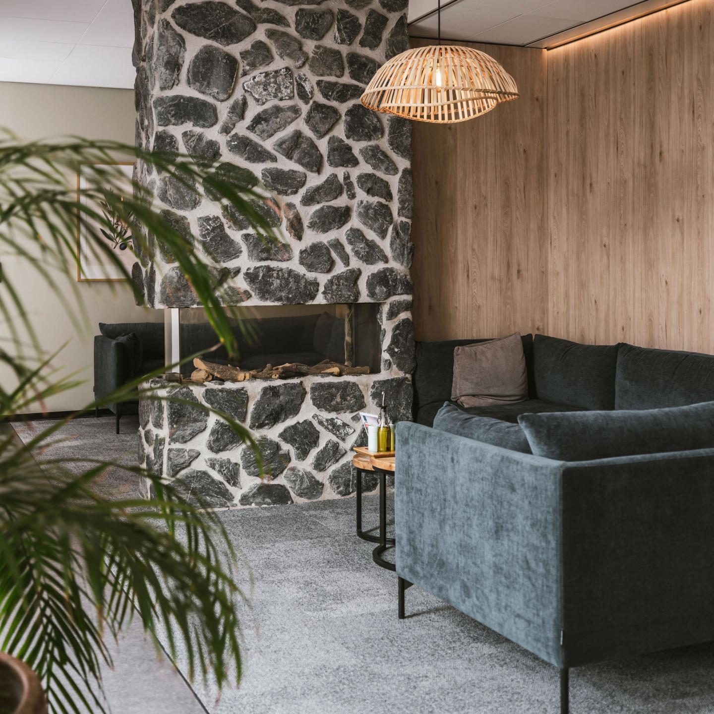 Lounge bank met openhaard bij SPA Domburg