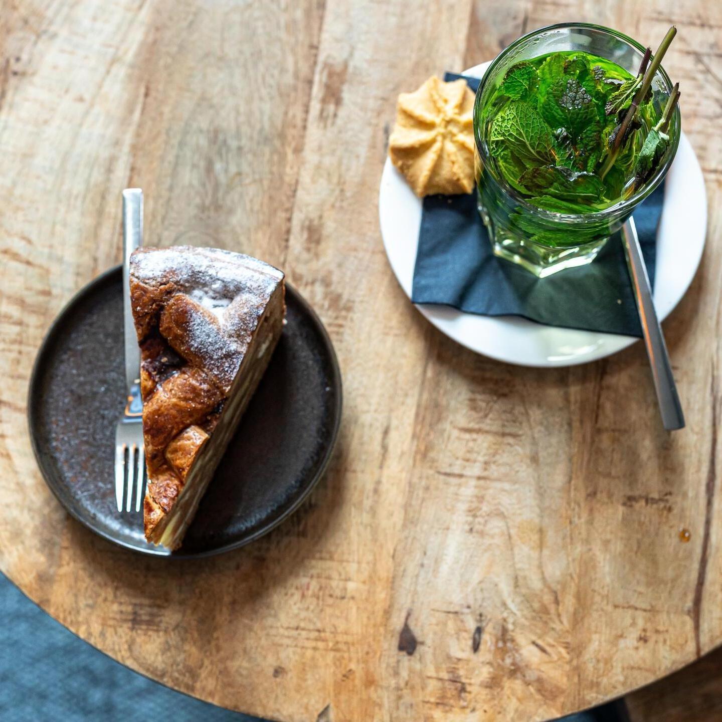 Thee en appeltaart in het SPA Café van SPA Domburg
